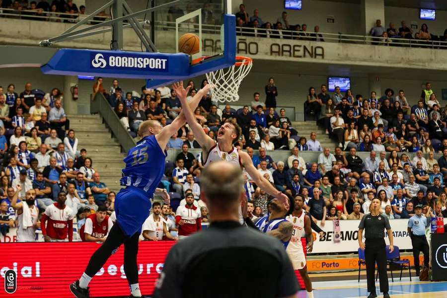 Benfica na frente da final do campeonato nacional de basquetebol