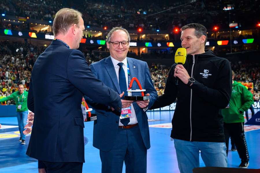 DHB-Vorstandsvorsitzender Mark Schober (m.) will die nächste Handball-WM nach Deutschland holen