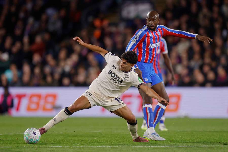 Fernandes (vlevo) v souboji s Matetou.