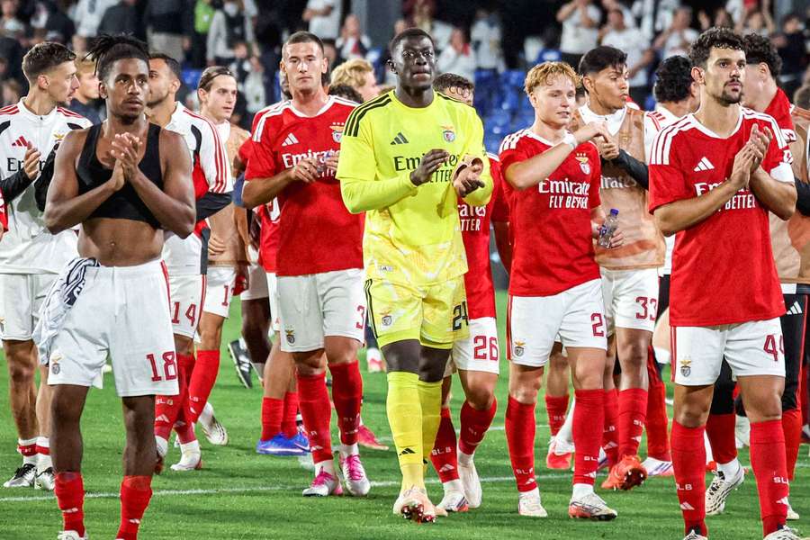 Jogadores do Benfica agradece apoio dos adeptos Jogadores do Benfica agradece apoio dos adeptos