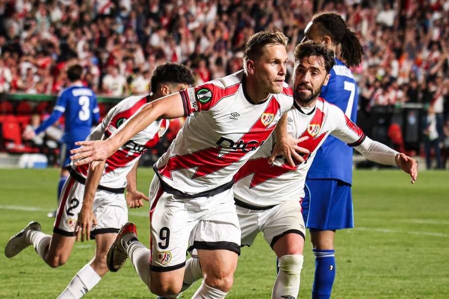 Alemao celebrates his goal 