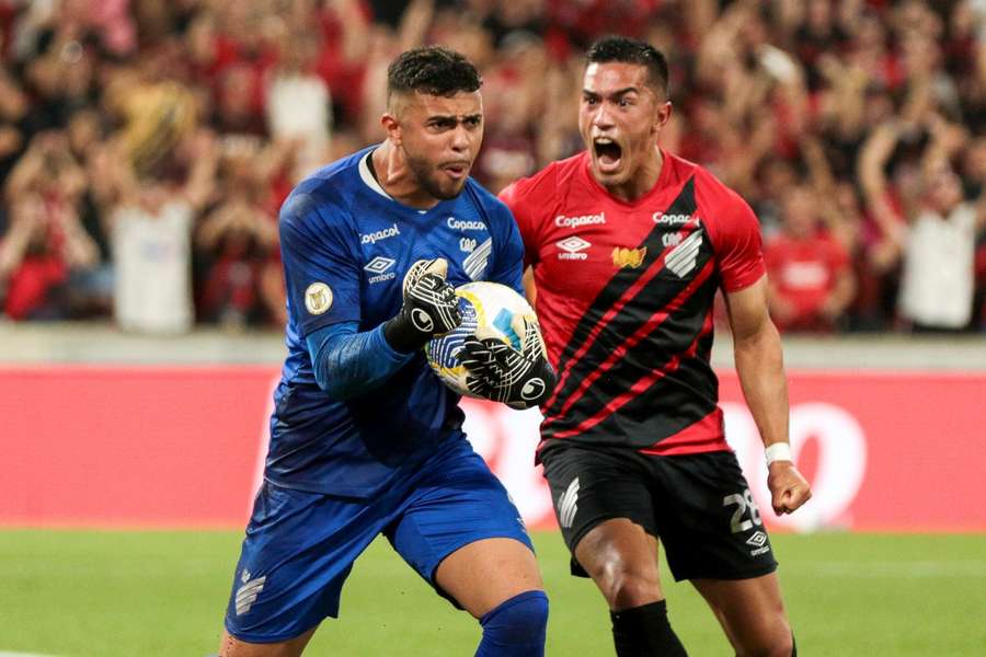 Mycael defendeu pênalti de Arias no primeiro tempo