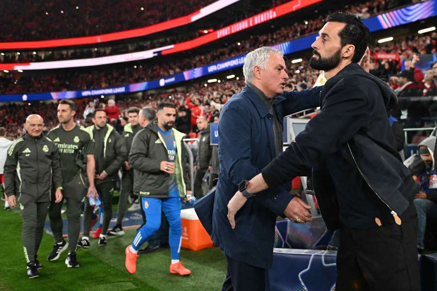 José Mourinho greets Arbeloa after Benfica-Real Madrid