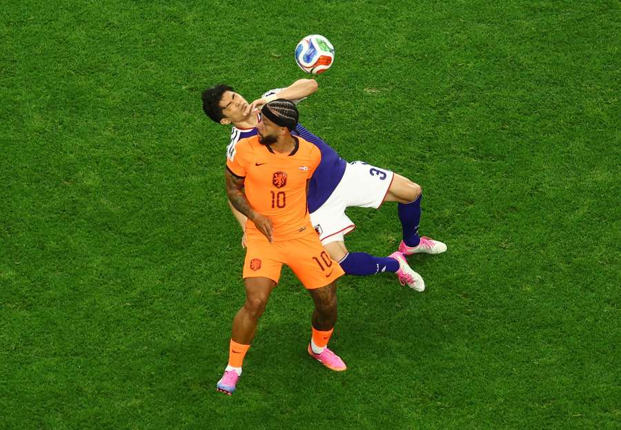 Memphis Depay levou amarelo por falta em Taniguchi