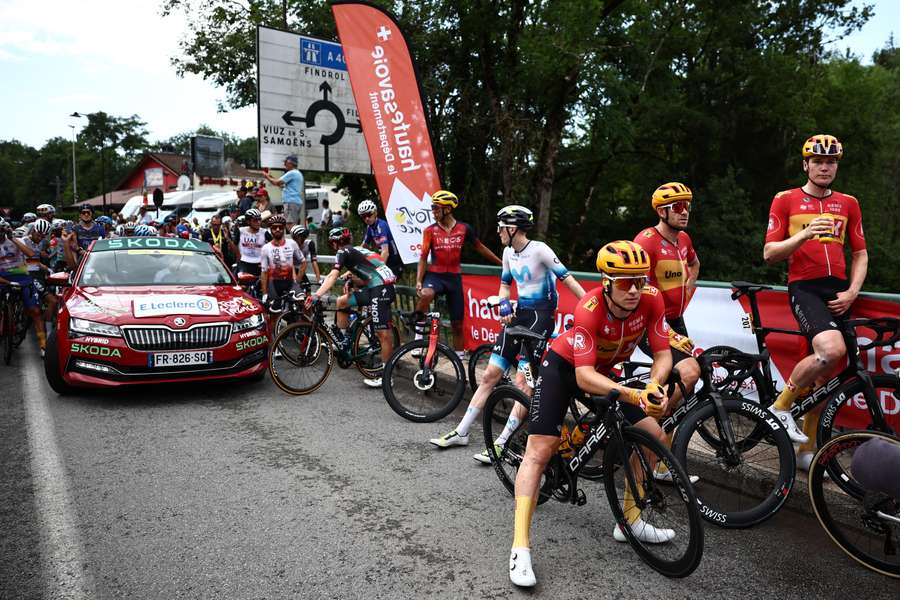 Tour de France: caduta di gruppo al via della 14esima tappa, tre ritirati