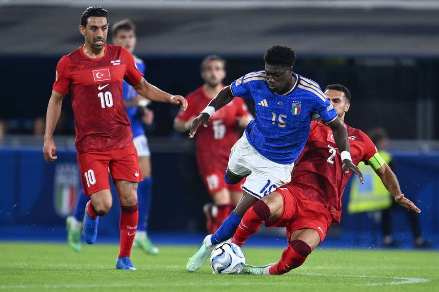 Issa Doumbia em ação diante da Turquia na Liga das Nações Issa Doumbia em ação diante da Turquia na Liga das Nações