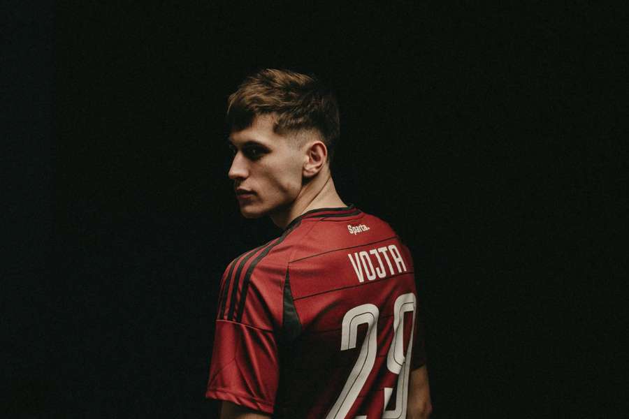 Vojta bude oblékat dres s číslem 29. Vojta bude oblékat dres s číslem 29.