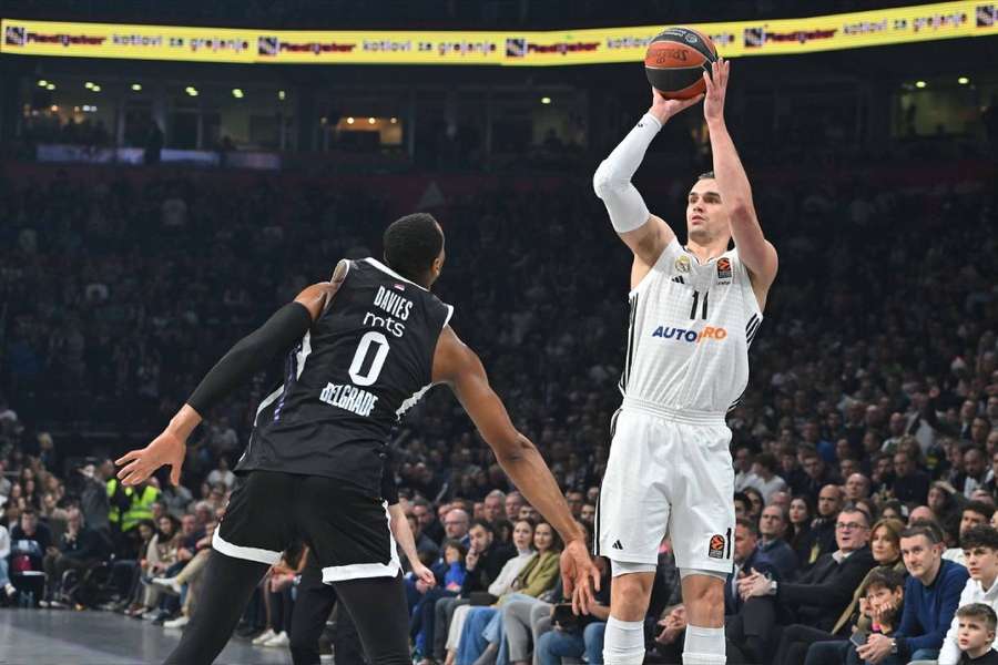 Hezonja tirando a canasta Hezonja tirando a canasta