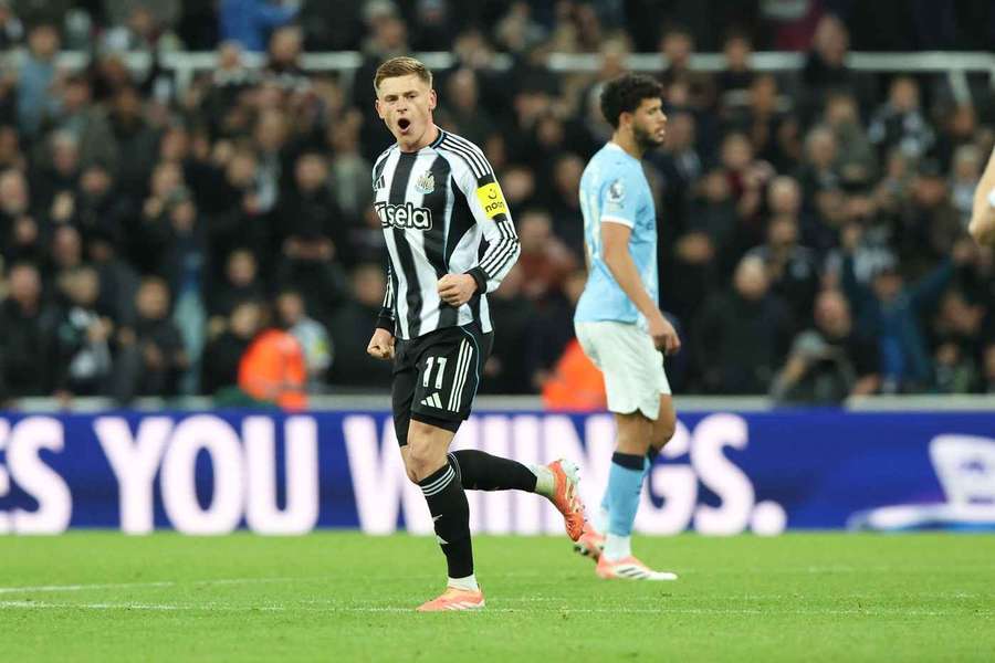 Harvey Barnes marcou duas vezes e foi o destaque da partida