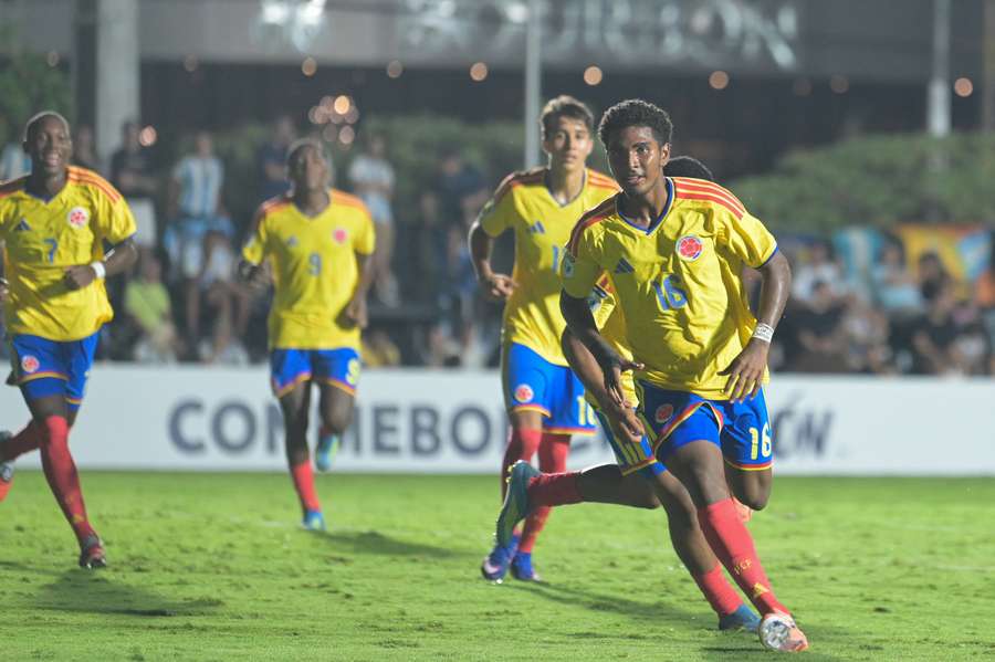 Miguel Ágamez celebra un gol