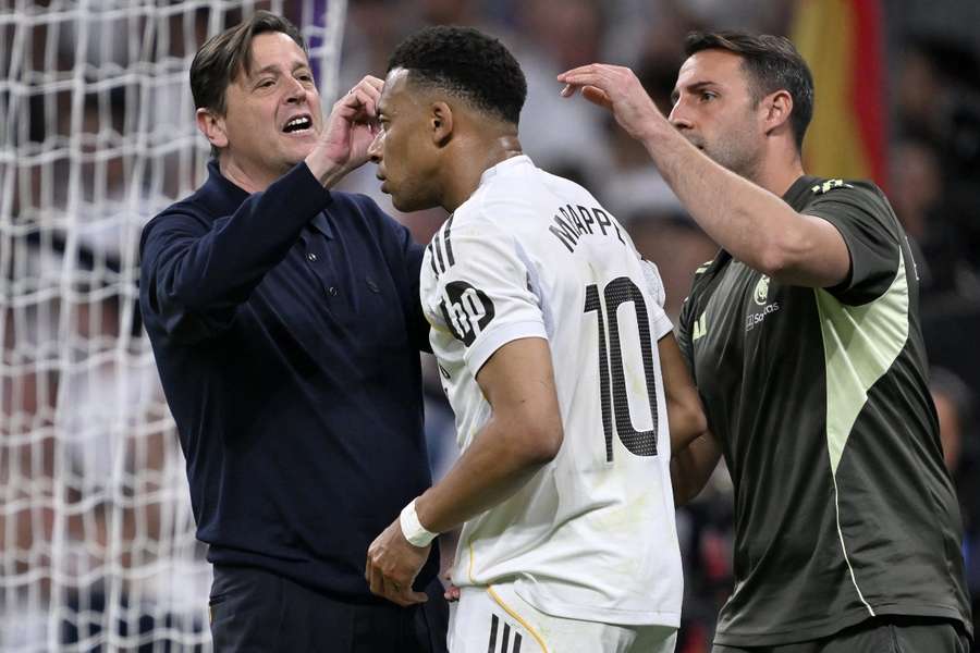 Kylian Mbappé tras el codazo sufrido ante el Girona