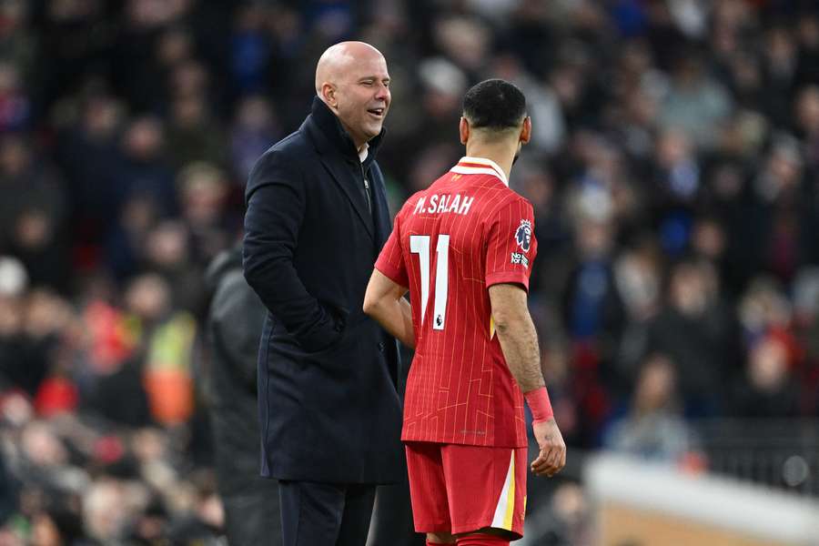 Arne Slot, antrenorul lui Liverpool, cu Mohamed Salah