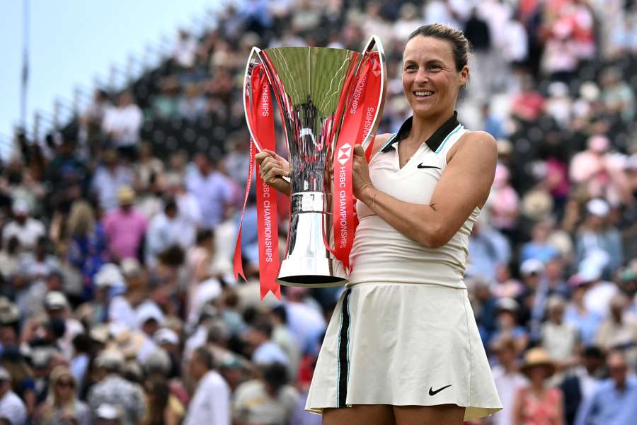 Tatjana Maria posant avec son trophée.