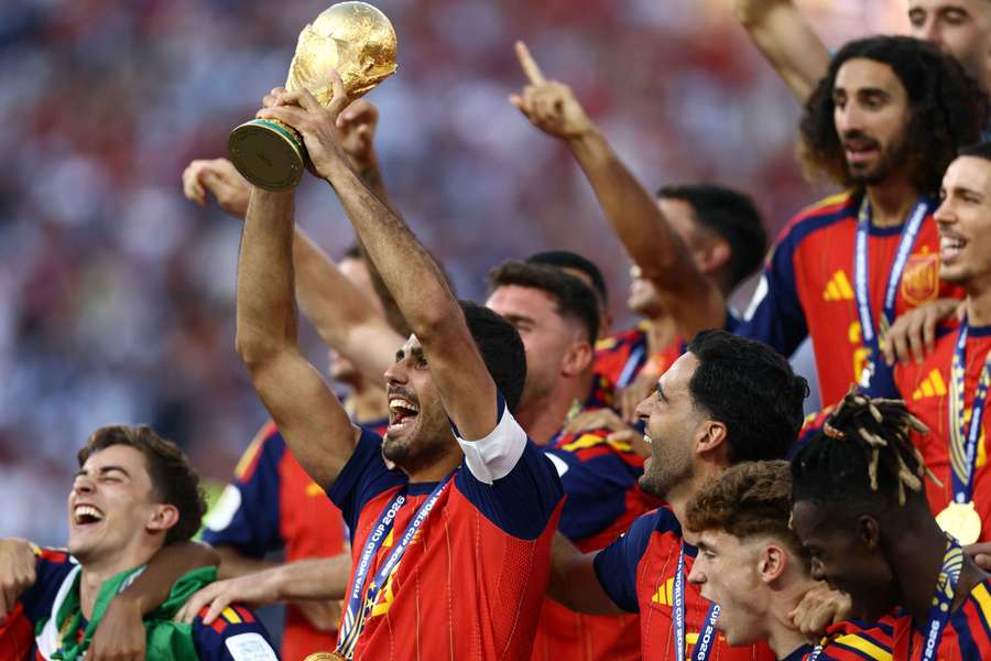 Rodri hebt den WM-Pokal in die Höhe Rodri hebt den WM-Pokal in die Höhe