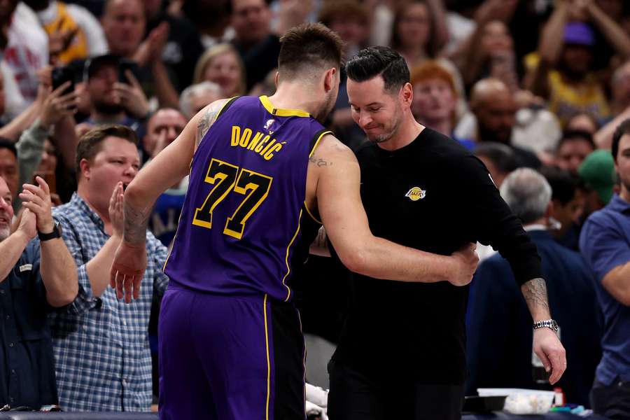 JJ Redick abbraccia Luka Doncic