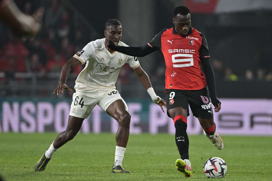 Arnaud Kalimuendo au duel avec Bombito lors de Rennes-Nice, le 10 mai 2025. 