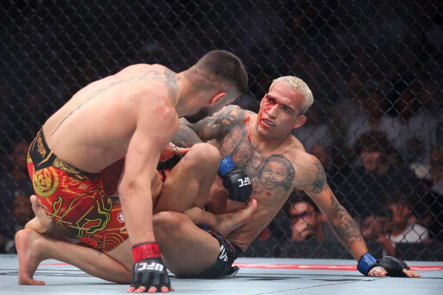 Oliveira mira a Ilia Topuria durante su último combate