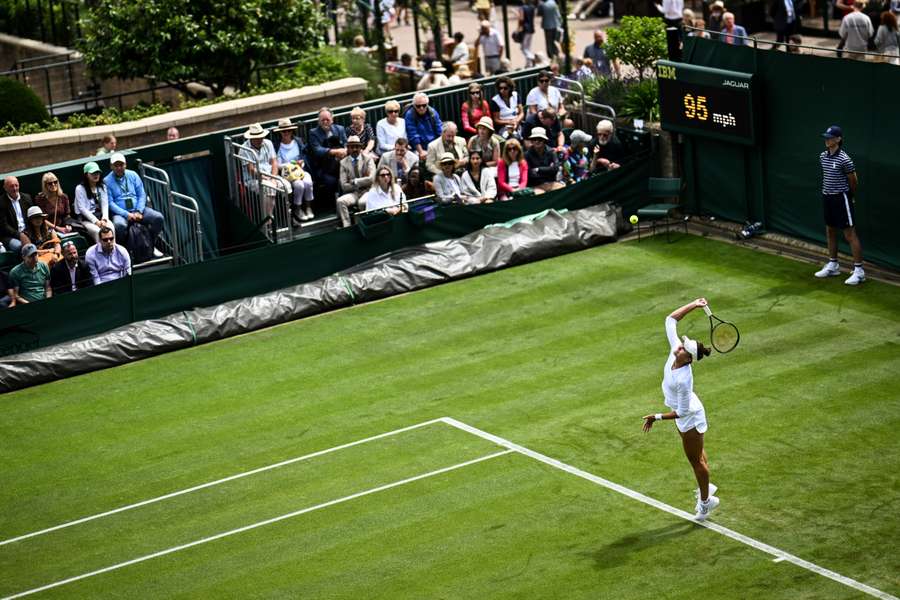 Veronika Kudermetova serve a bola a Kaia Kanepi durante o jogo da primeira ronda, na segunda-feira