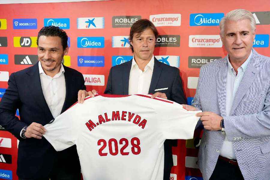 Matías Almeyda, presentado en el Sevilla, entre Del Nido, a la izquierda, y Cordón, a la derecha