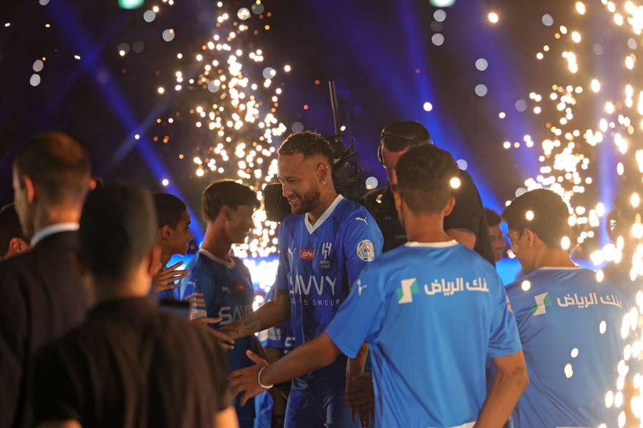 Neymar foi recebido com grande festa no Al-Hilal