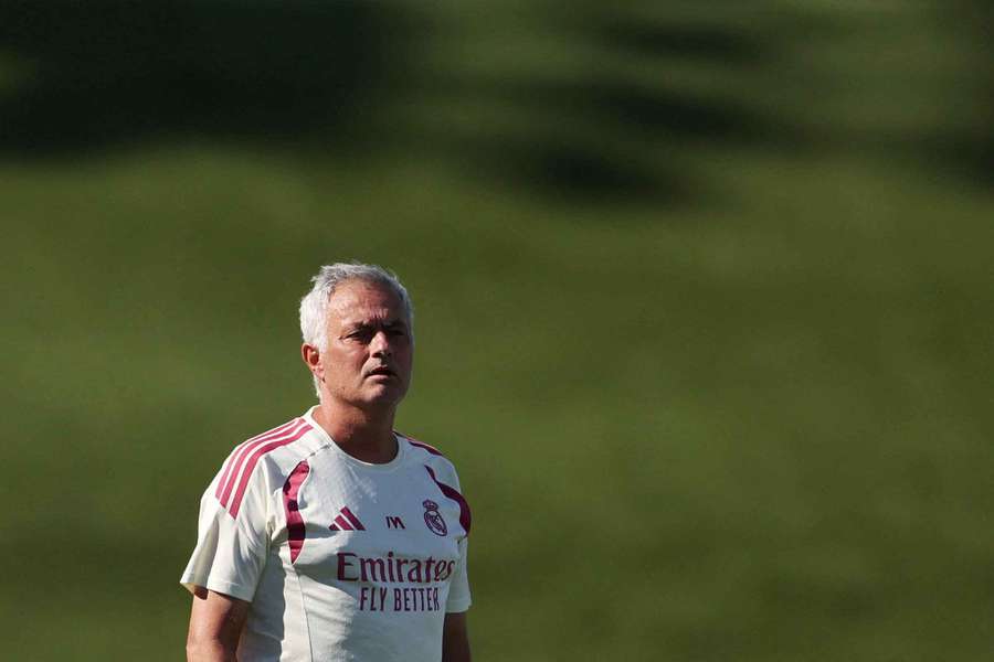 José Mourinho blickt auf das Trainerduell gegen Hansi Flick voraus. José Mourinho blickt auf das Trainerduell gegen Hansi Flick voraus.