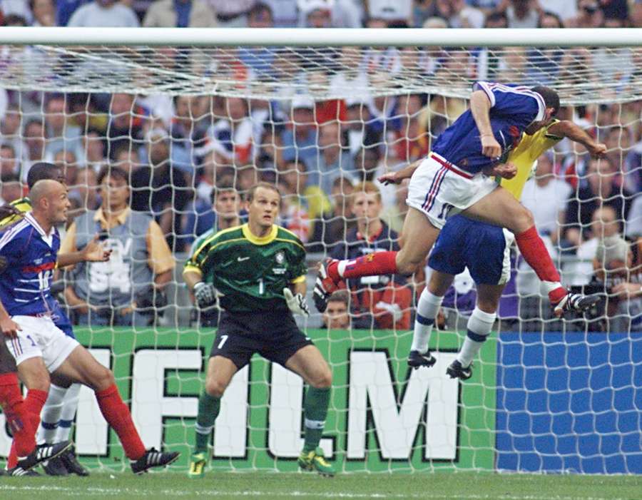 Taffarel, goleiro do Brasil, no lance do primeiro gol de Zidane na final da Copa de 1998 Taffarel, goleiro do Brasil, no lance do primeiro gol de Zidane na final da Copa de 1998