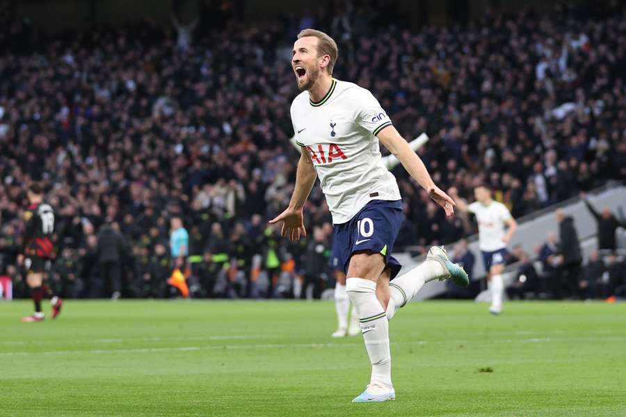 Harry Kane jubler efter sin scoring mod Manchester City søndag aften.