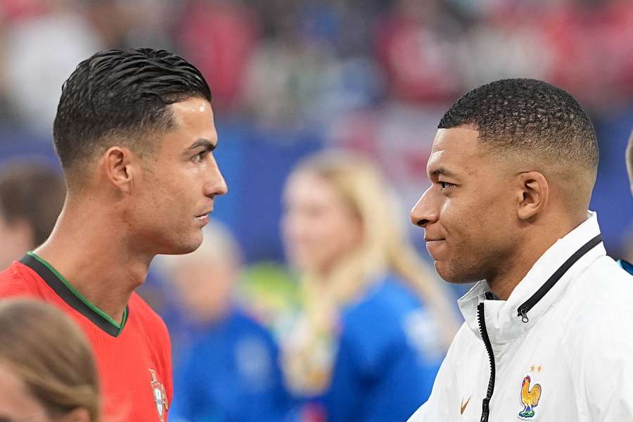 Encontro entre Cristiano Ronaldo e Mbappé durante a última Eurocopa Encontro entre Cristiano Ronaldo e Mbappé durante a última Eurocopa