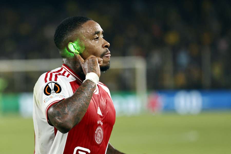 Bergwijn was het doelwit van de vele laserpennen vanaf de AEK-tribune