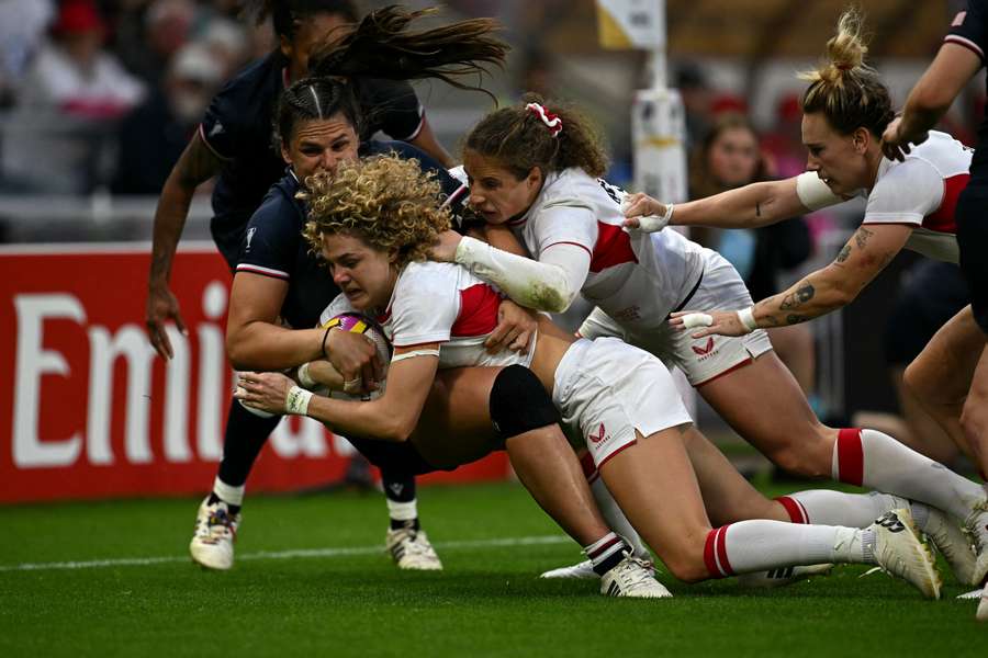 Inglaterra gana de forma contundente