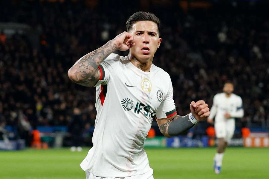 Enzo Fernandez slaví gól v Parku princů.