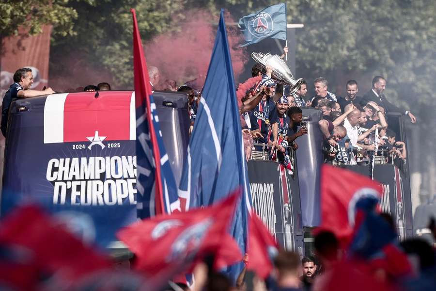 PSG feiert auf der Champs Elysees.