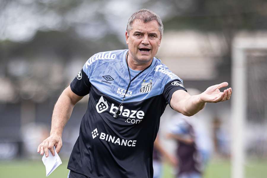 Aguirre terá a missão de salvar o Santos do rebaixamento