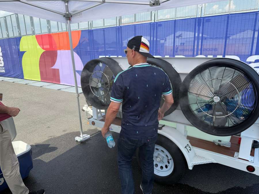 Torcedor alemão se refresca em um dos climatizadores ao redor do MetLife Stadium