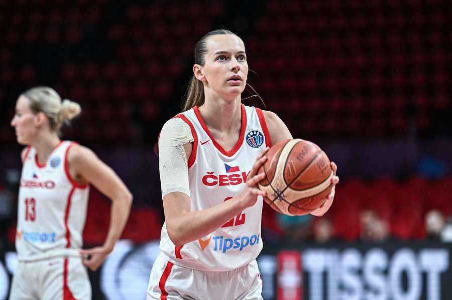 Emma Čechová by smlouvou ve WNBA navázala na svou matku.