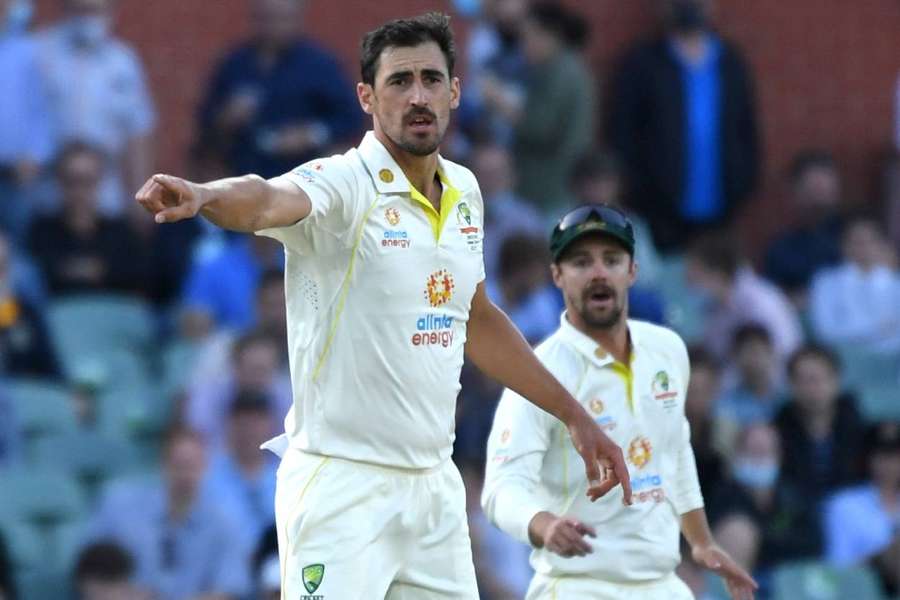 Starc threatens De Bruyn with Mankad after batsman crosses the line