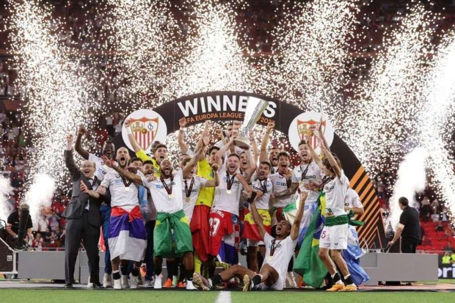 Los jugadores del Sevilla celebran la séptima Europa League