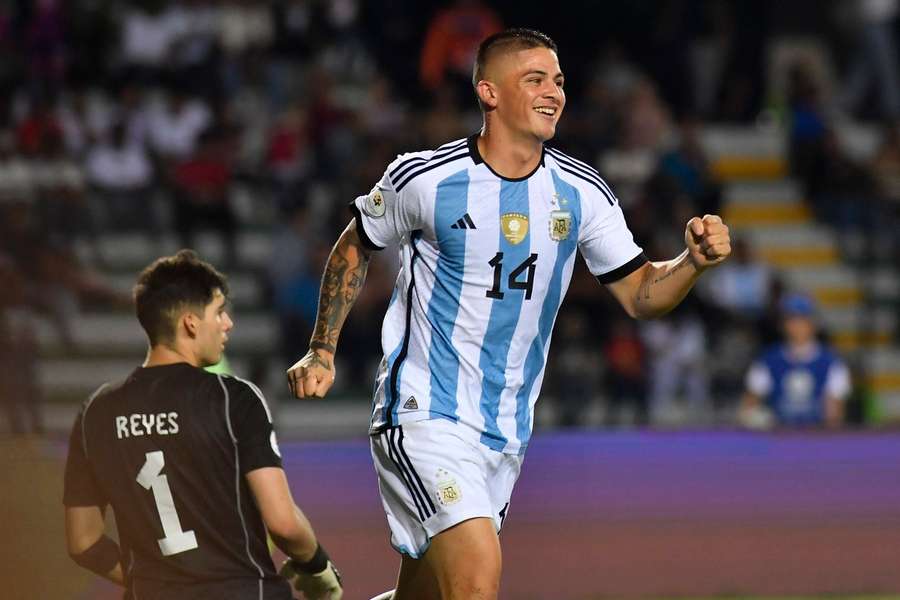 Aaron Quirós celebra gol argentino em Valência, Venezuela