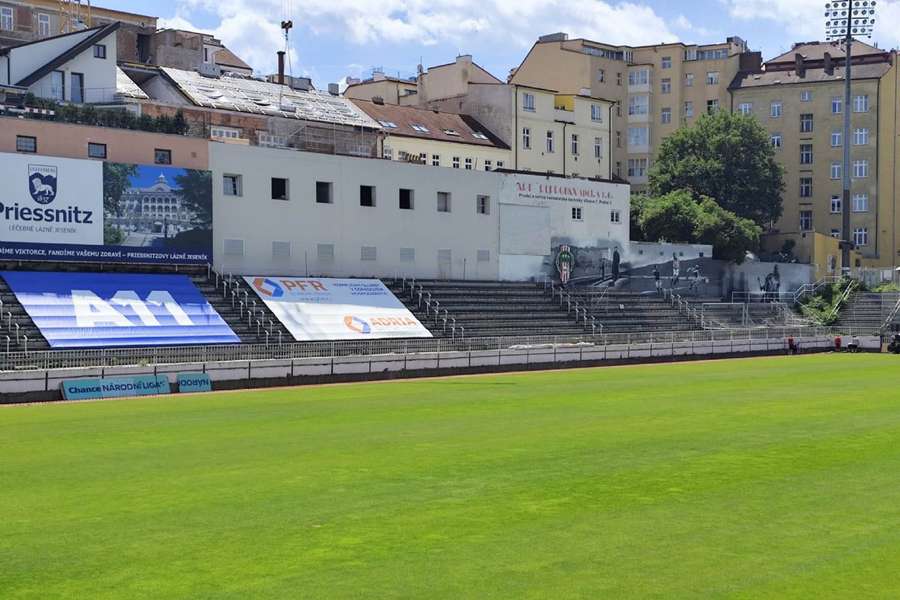 Jižní tribunu na Žižkově čeká rekonstrukce. Jižní tribunu na Žižkově čeká rekonstrukce.