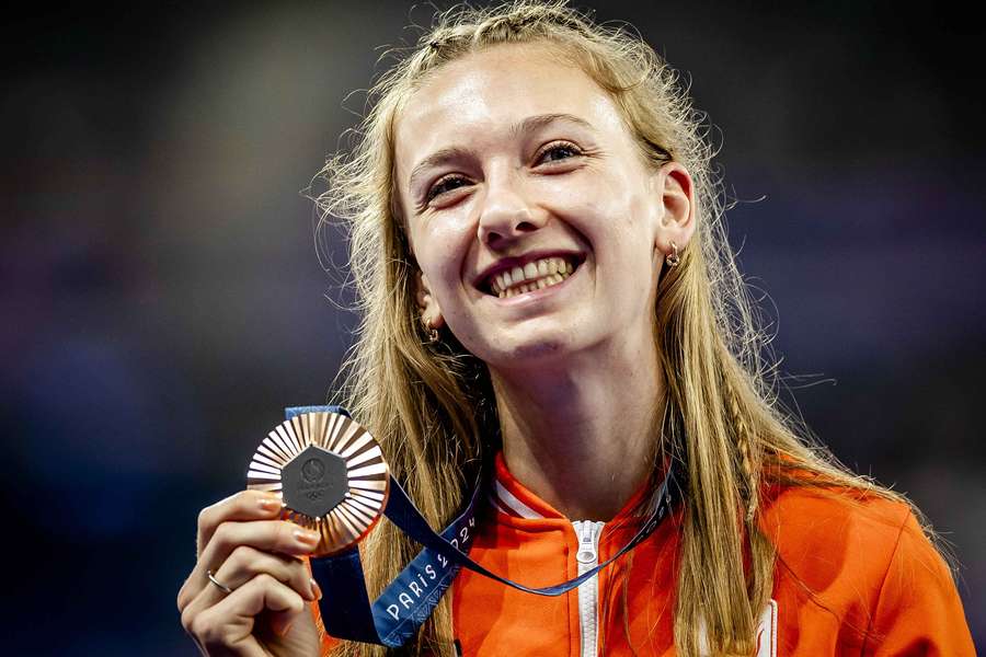 Femke Bol met vier olympische medailles naast legende Blankers-Koen