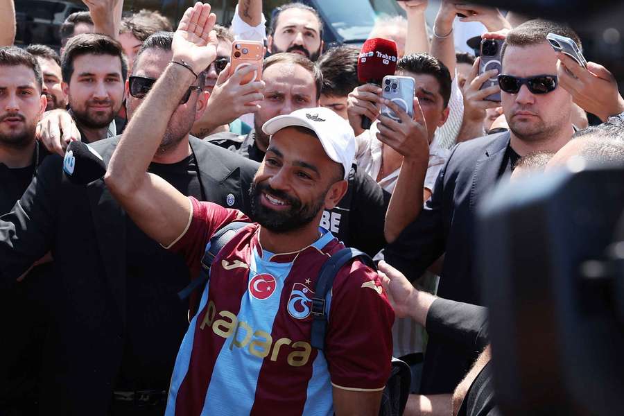 Mohamed Salah cumprimenta adeptos e veste camisola do Trabzonspor Mohamed Salah cumprimenta adeptos e veste camisola do Trabzonspor