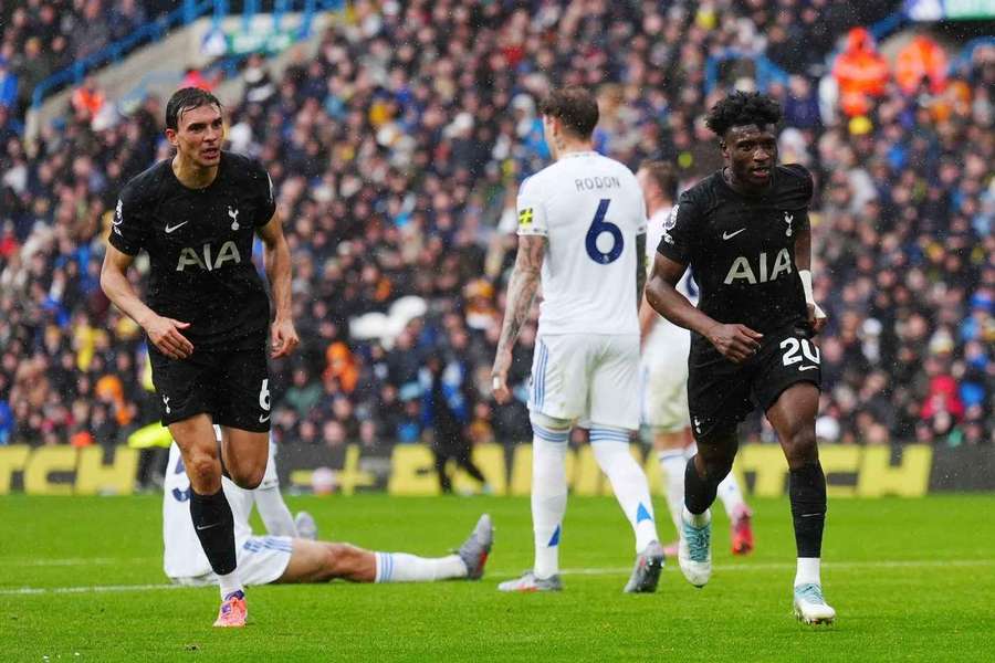 Tottenham começa Premier League brigando pelas primeiras posições
