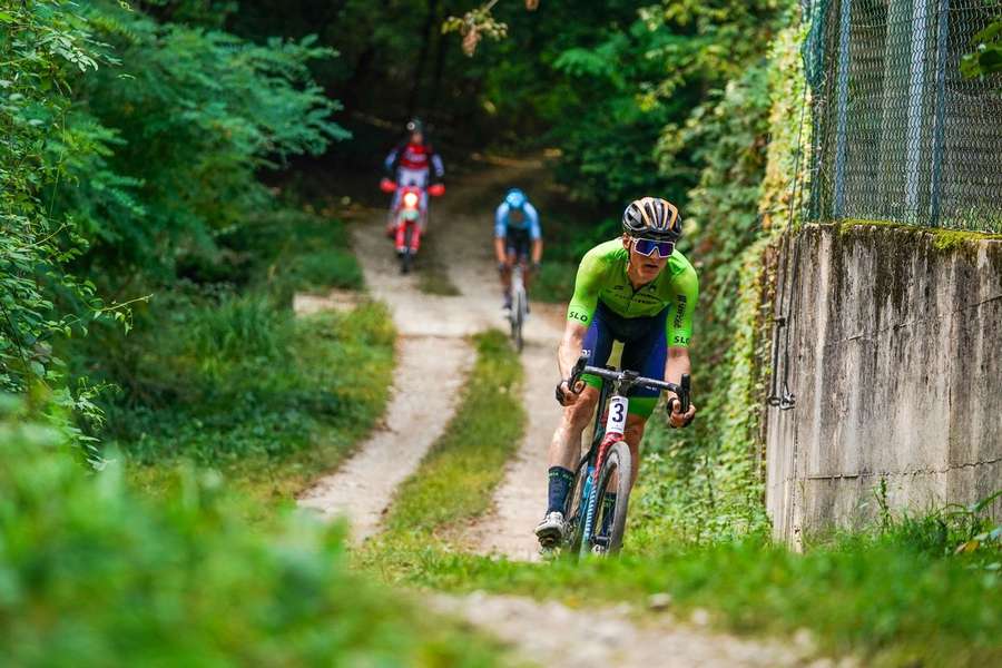 Matej Mohorič erobrede søndag et sæt regnbuestriber ved årets VM i gravel. 