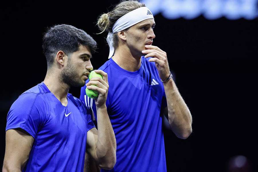 Carlos Alcaraz et Alexander Zverev, lors de leur rencontre vendredi. 