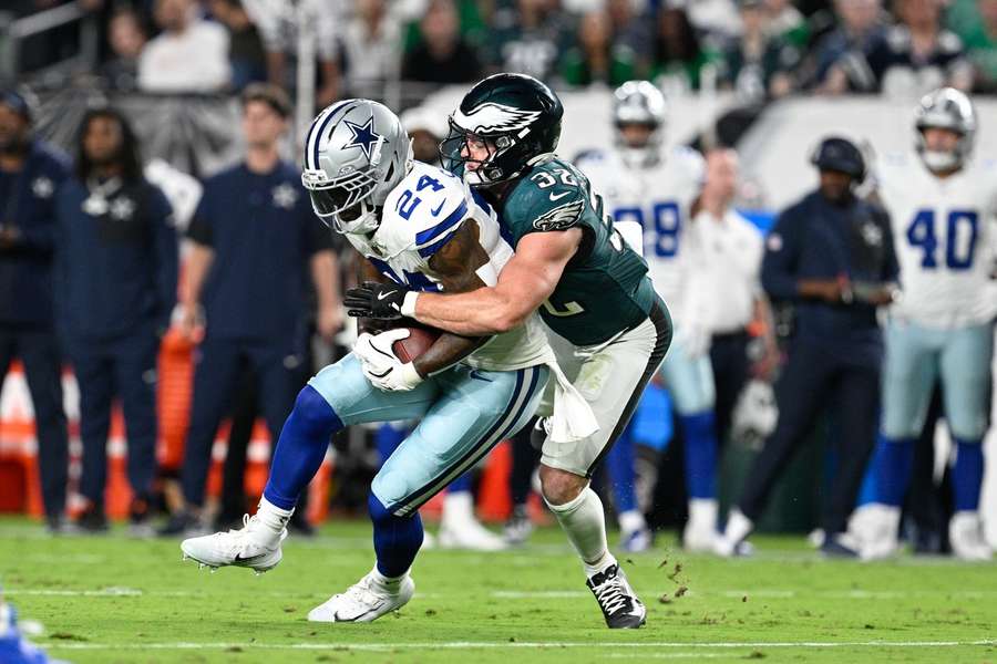 Eagles-Profi Andrew Mukuba (l.) wird von Reed Blankenship getackled