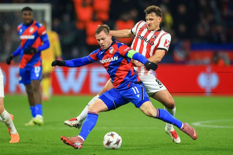 Viktoria i Freiburg zůstávají v Evropské lize i nadále neporaženi. Viktoria i Freiburg zůstávají v Evropské lize i nadále neporaženi.