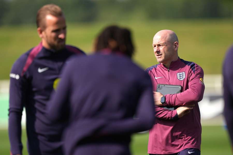 Lee Carsley (à direita), selecionador interino da Inglaterra, durante uma sessão de treino em St George's Park, Burton-on-Trent