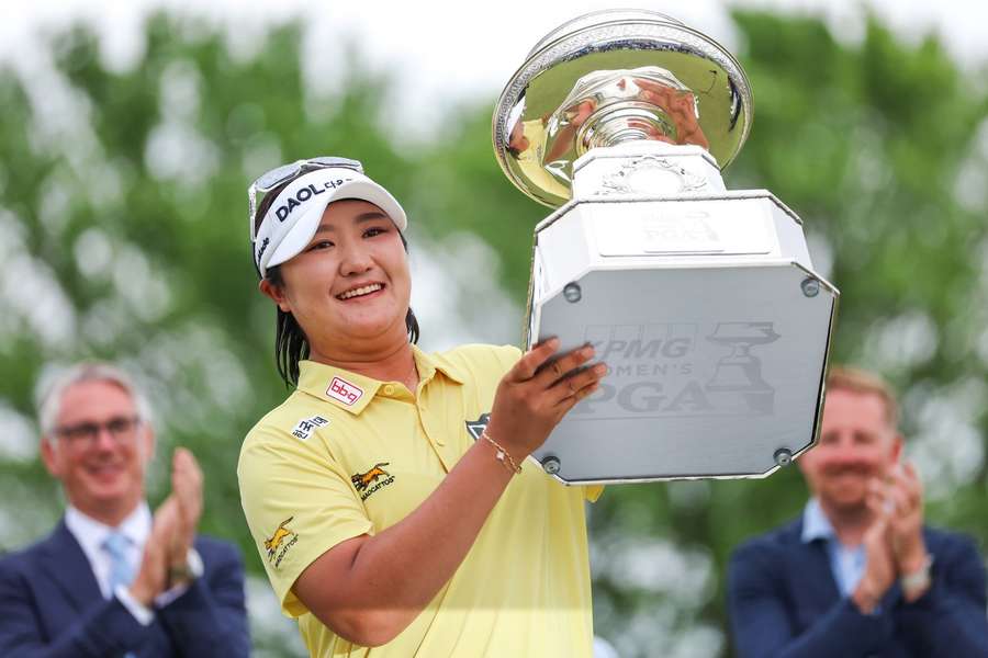 Ryu Hae-ran of South Korea receives the Women's Championship trophy