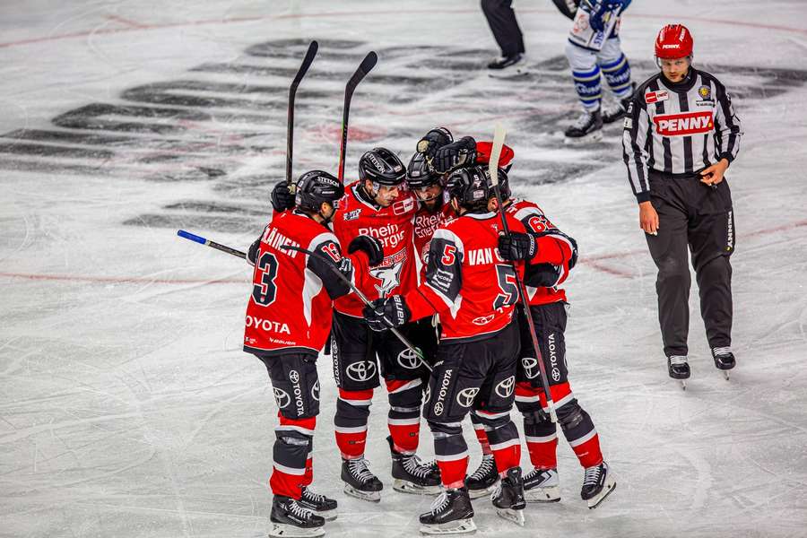 Die Kölner Haie verwerten ihren ersten matchball gegen Schwenningen