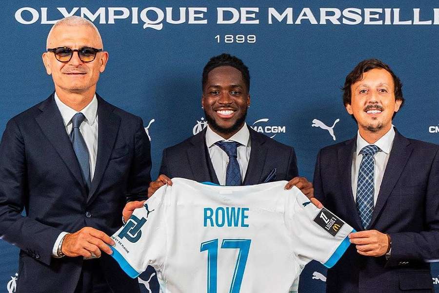 Jonathan Rowe posant avec son nouveau maillot.